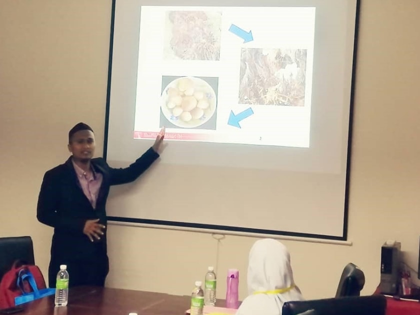 SEARCA Scholar Noor Azrimi Bin Umor presented his research on Effect of Composting Time and Effective Microbes (EM) Doses on Oil Palm Empty Fruit Bunch (OPEFB) for Cultivation of Volvariella volvacea.